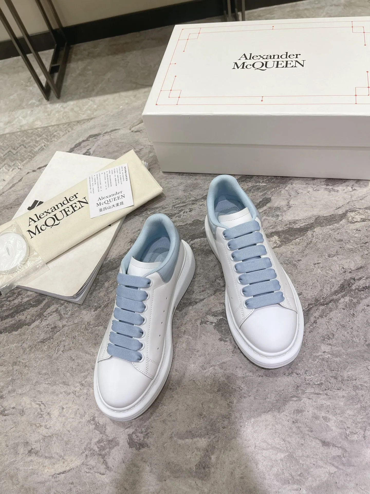 👟👟Ex-factory price 480👟👟 𝘼𝙡𝙚𝙭𝙖𝙣𝙙𝙚𝙧 𝙈𝙘𝙌𝙪𝙚𝙚𝙣 (High-end quality colors will be added one after another) ) 💛💚McQueen couple thick-soled series of white shoes 🔸Upper: top-layer waxed silk cowhide (EU 3A standard) 🔸Inner: water-dyed sheepskin 🔸Outsole: T👟👟Ex-factory price U vacuum original matte bottom Absolutely high version High cost performance Welcome to compare ✔ ❥Female size 35---40 ❥Male size 39---44 "Special size 34.45 can be customized without return or exchange"